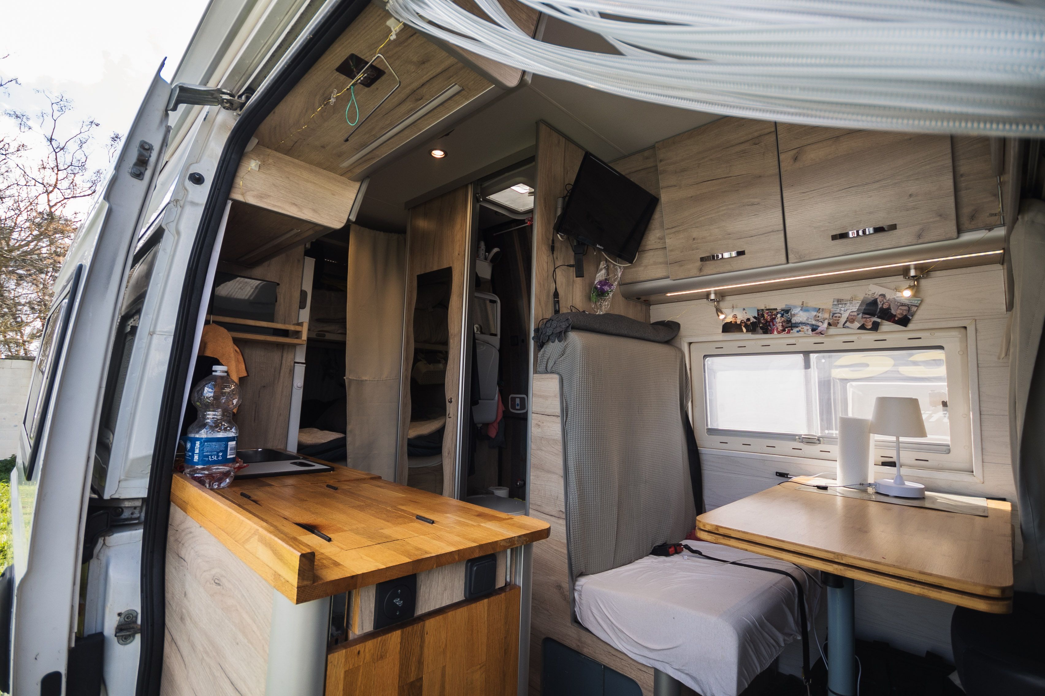 Equipamiento de la camper estacionada en Puerto Real.