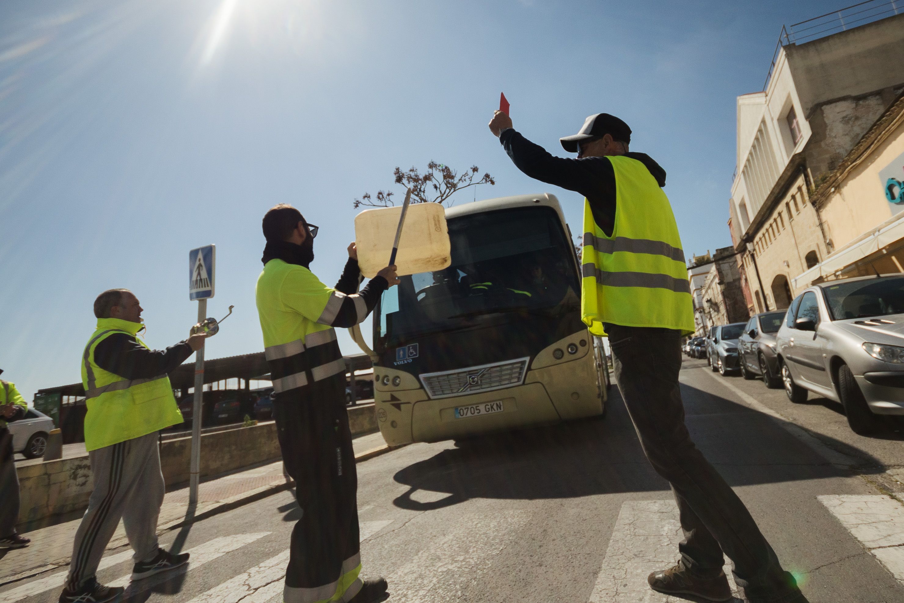 Piquete frente a un autobús en la avenida de la Bajamar en El Puerto. 