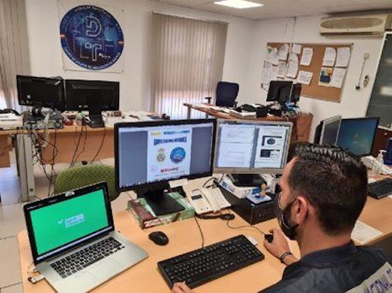 La detenida estafó 20.000 euros con los datos personales de la afectada.