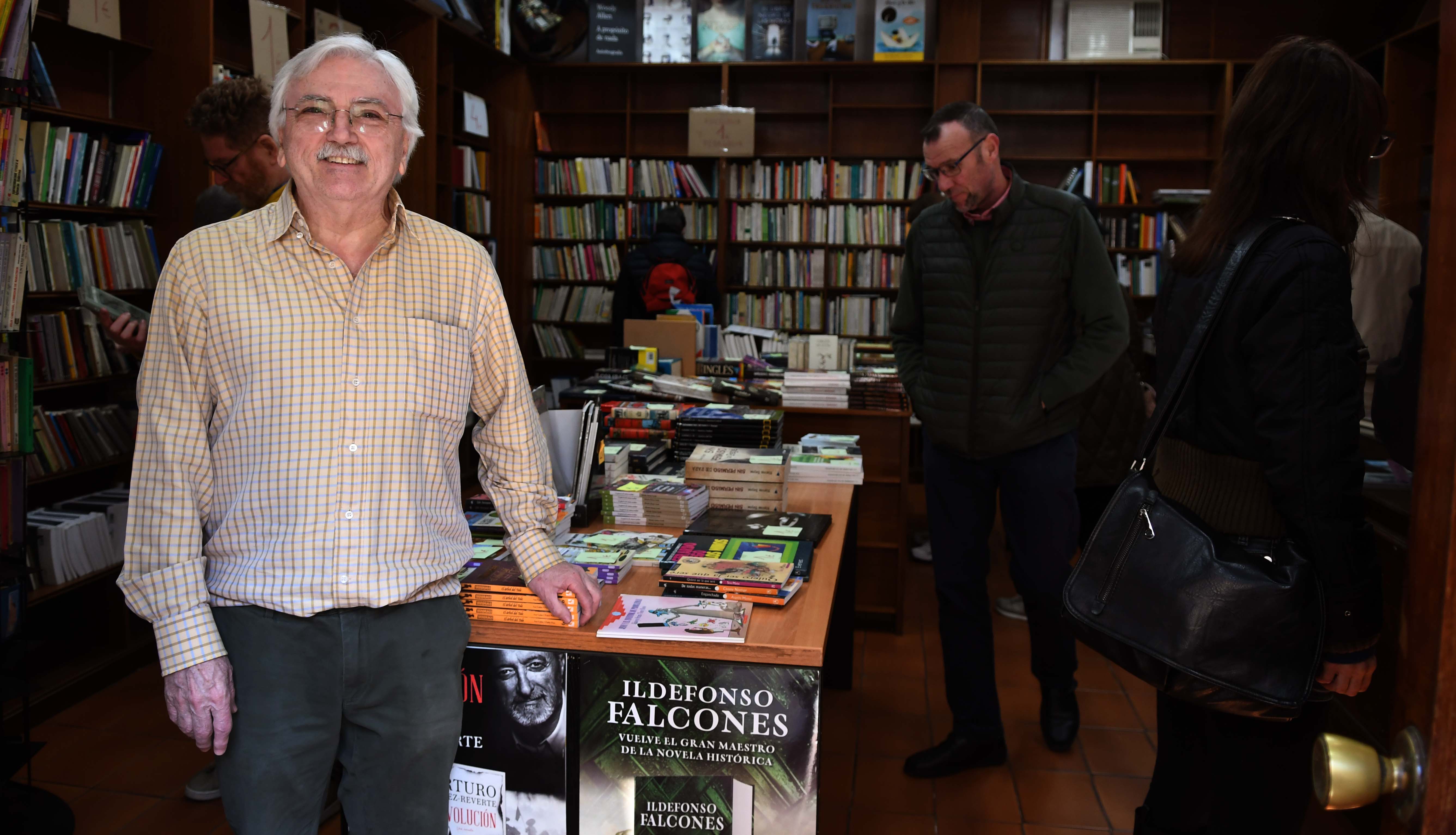 Julio Reguera, propietario de la Librería Reguera, en el último día de su historia. Julio Reguera, propietario de la Librería Reguera, en el último día de su historia.
