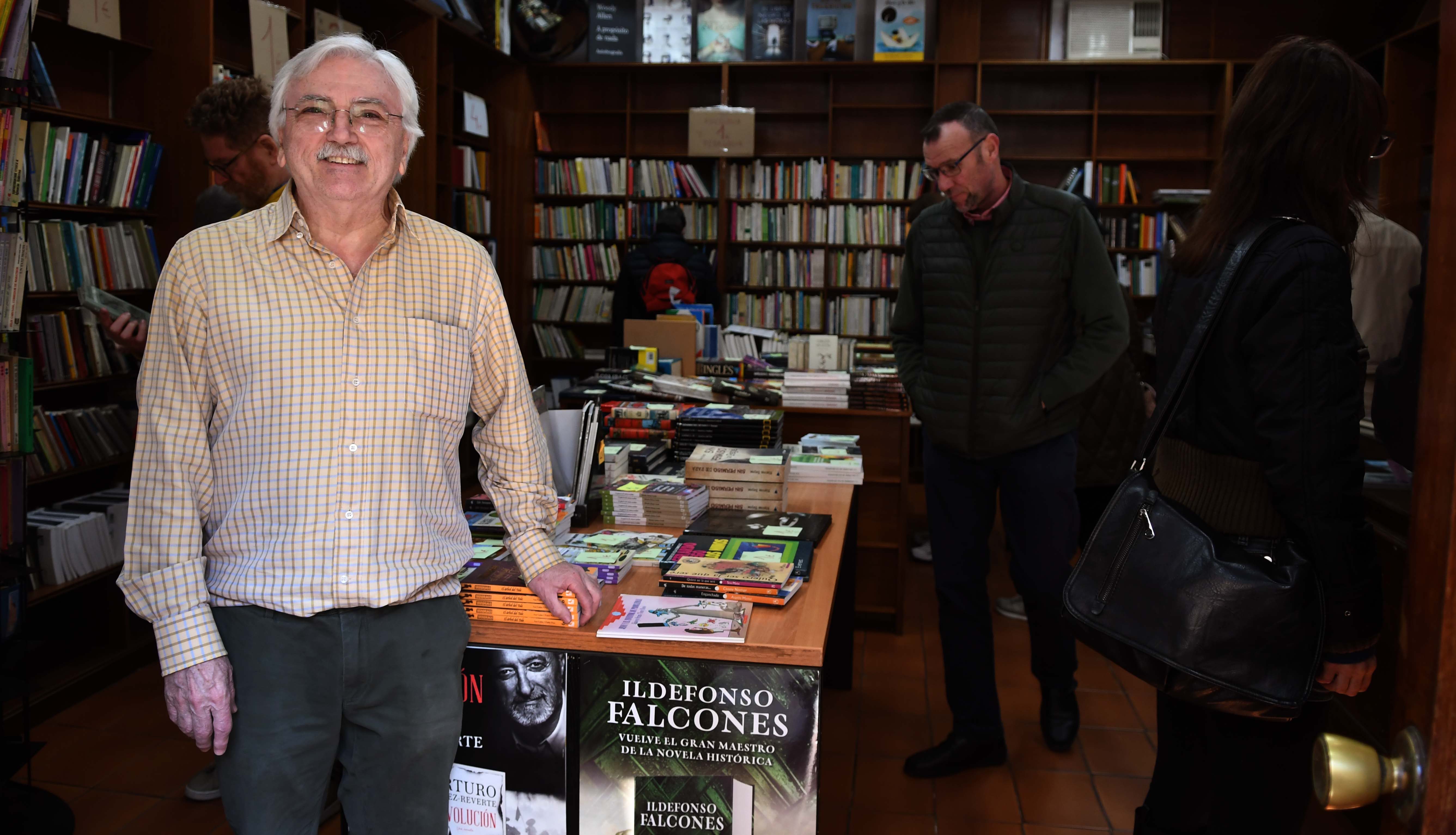 Julio Reguera, propietario de la Librería Reguera, en el último día de su historia.