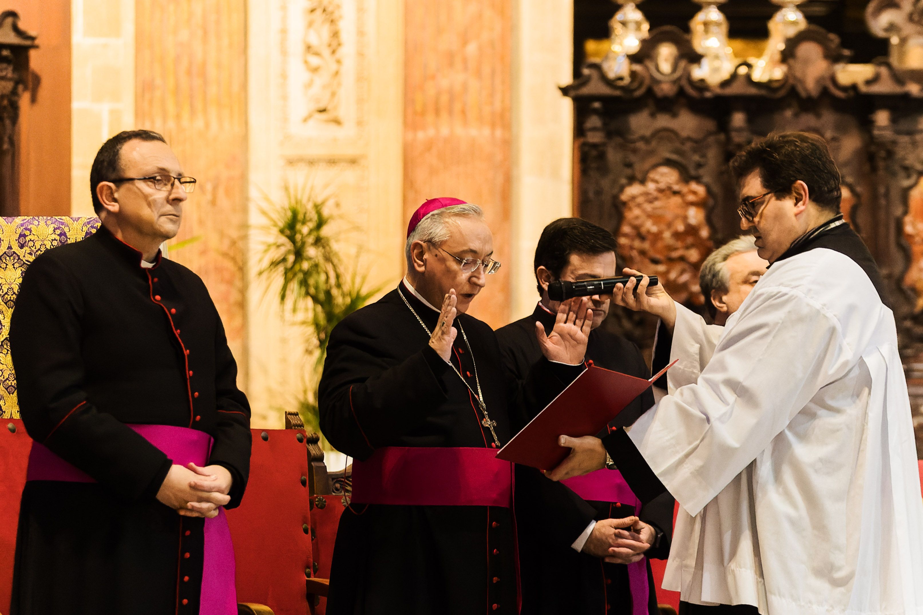 El obispo y canónigos de la Catedral durante el acto penitencial. CANDELA NUÑEZ 