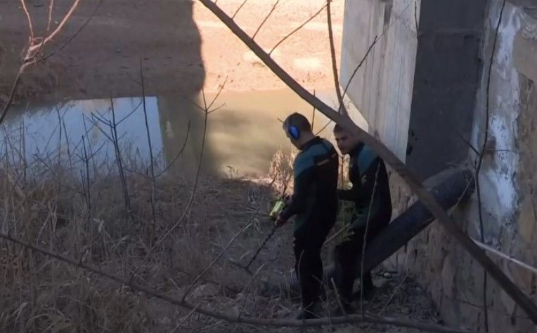 Guardia Civil buscando el arma homicida de la joven adolescente de El Rubio.  CANAL SUR