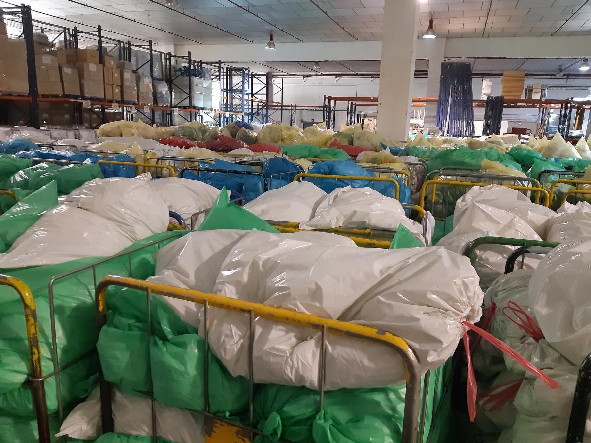 Algunos de los carros acumulados en el Hospital Virgen del Rocío.