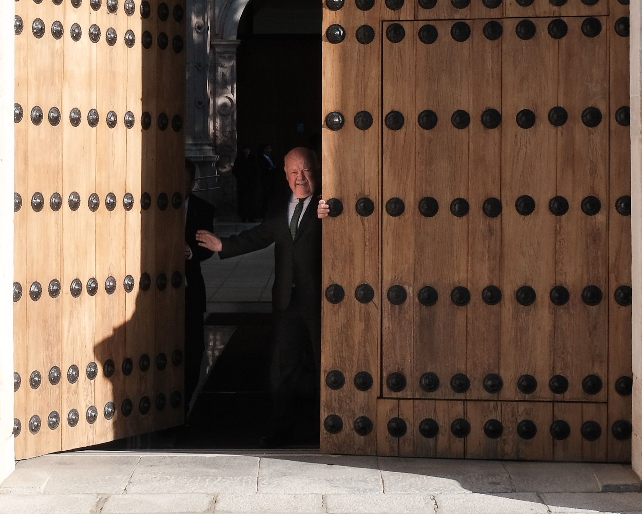 Jesús Aguirre abriendo las puertas del Parlamento.