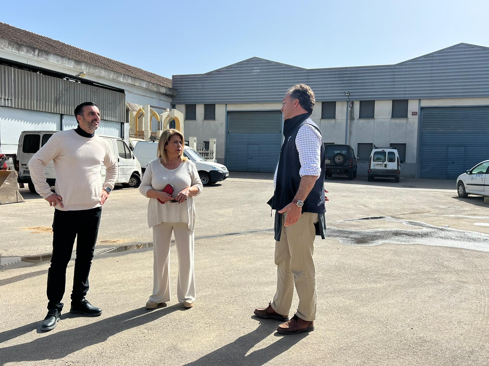 La alcaldesa, junto al delegado de Urbanismo, en una visita a las futuras instalaciones que albergarán el aparcamiento público en Jerez.