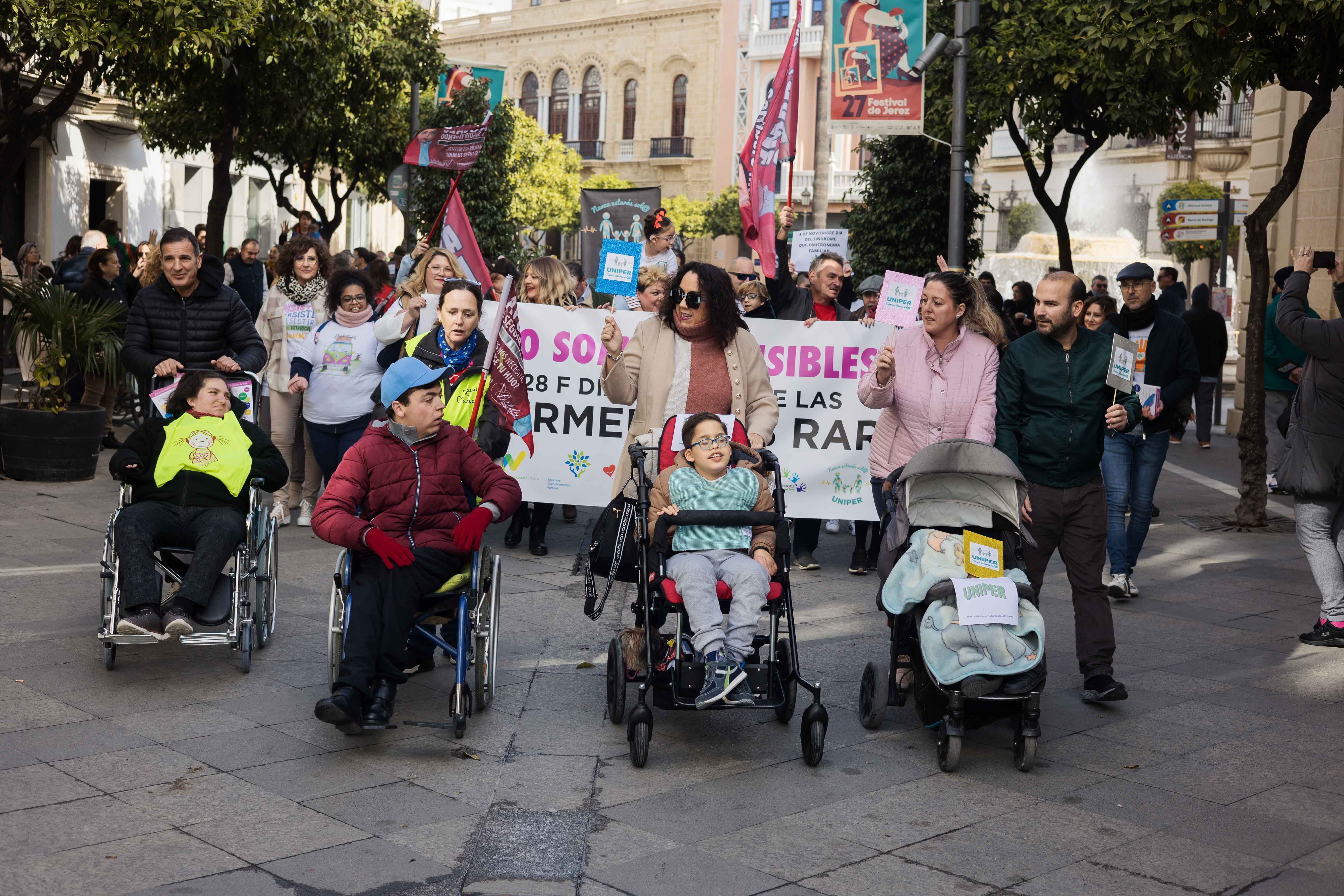 Madres con pequeños con enfermades raras, en la cabecera de la manifestación celebrada en Jerez el 28F.