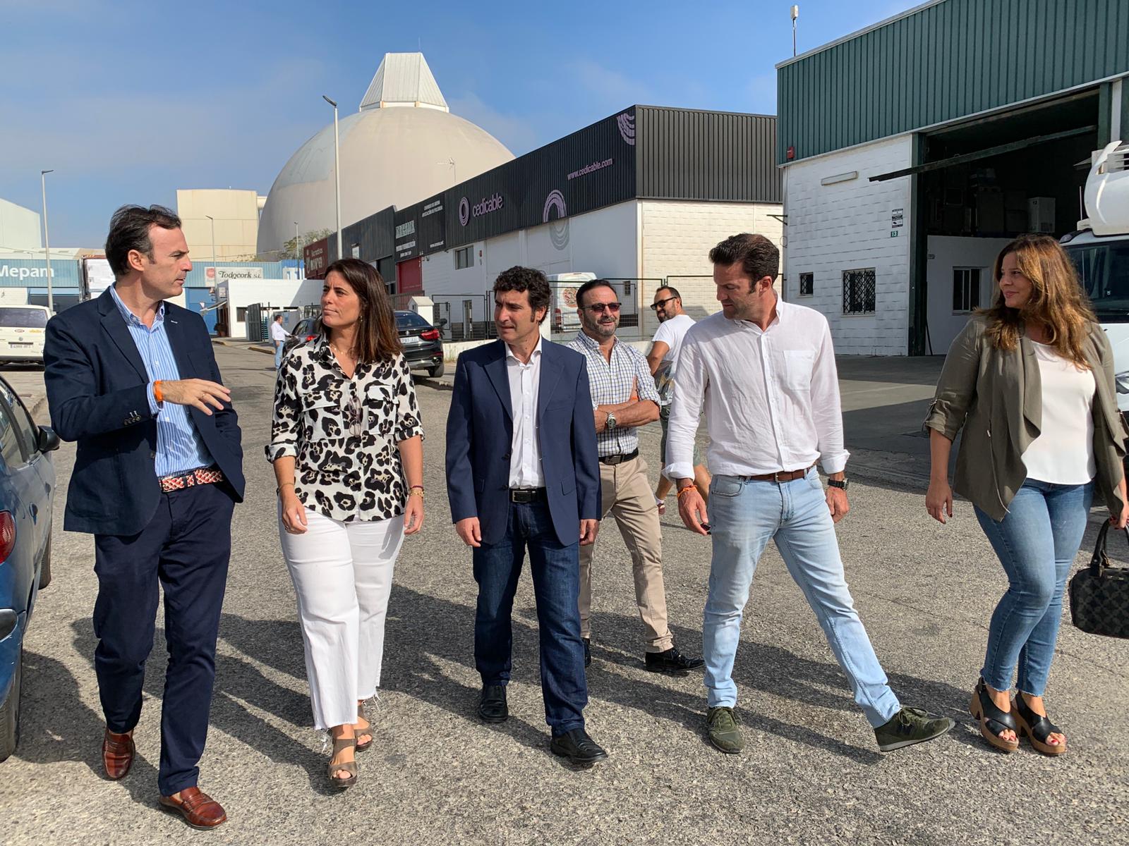 Representantes de Ciudadanos, de visita en el polígono El Portal.