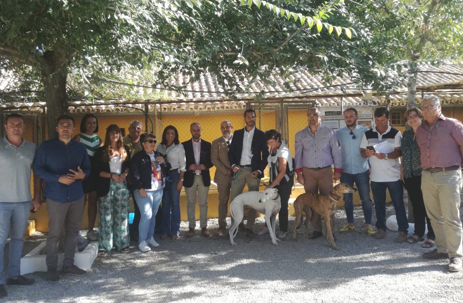 Cargos de Diputación, Mancomunidad y ayuntamientos de la comarca en el centro de animales de Villamartín,