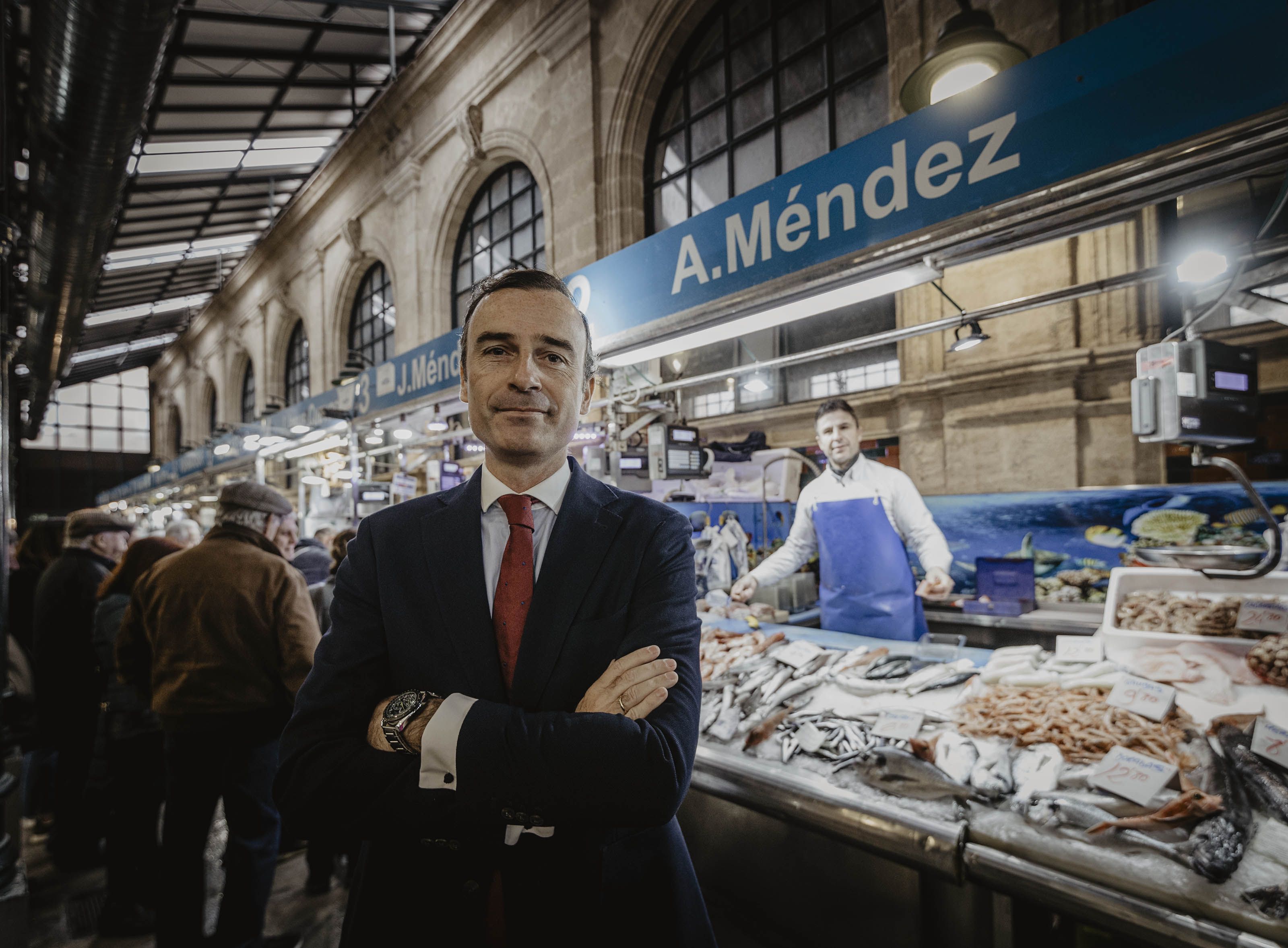 Manuel Méndez, la gran esperanza de Cs en Jerez, posa ante uno de los puestos de pescaderos de la saga de los Méndez en el mercado de abastos de la ciudad, en días pasados.
