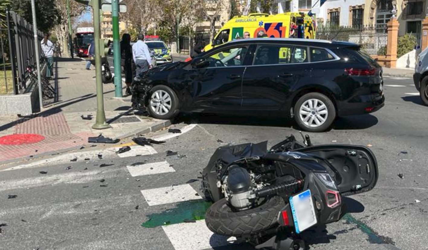 La moto y el VTC, tras el accidente en Sevilla.