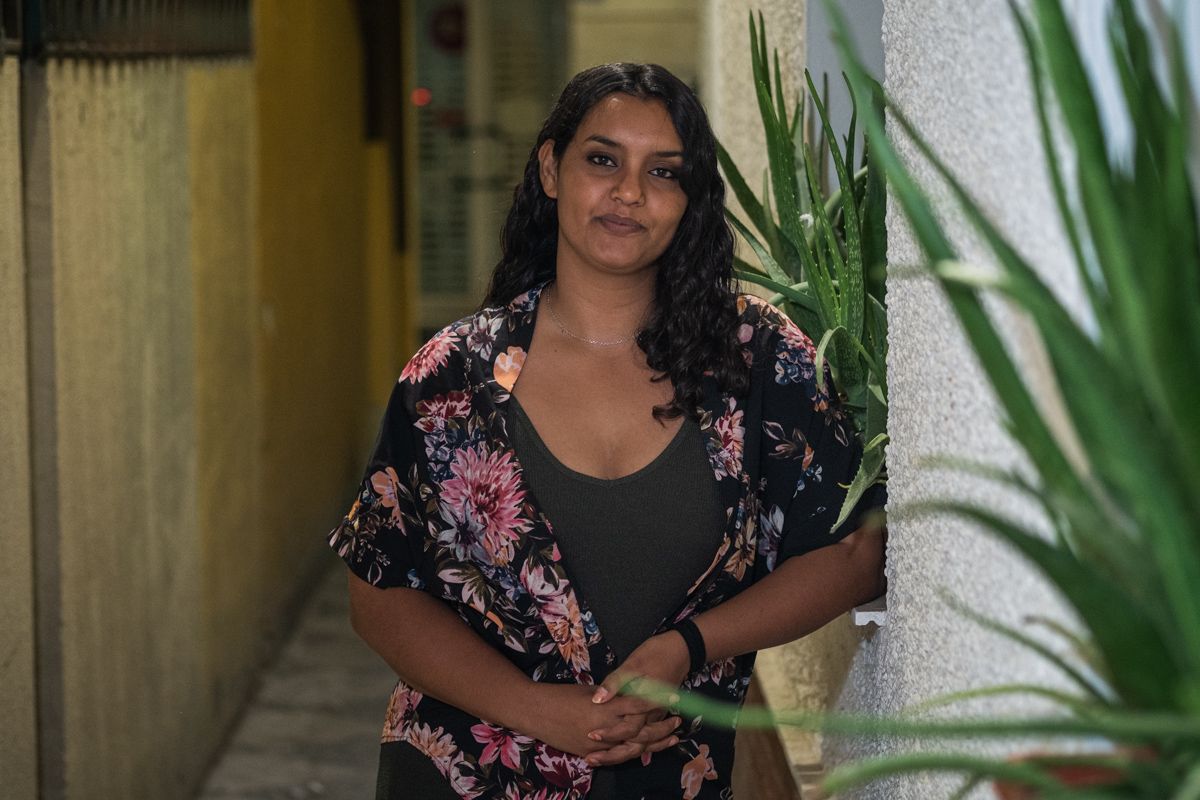 La feminista saharaui Násara Lahdih Said, posando tras la entrevista con lavozdelsur.es. FOTO: MANU GARCÍA