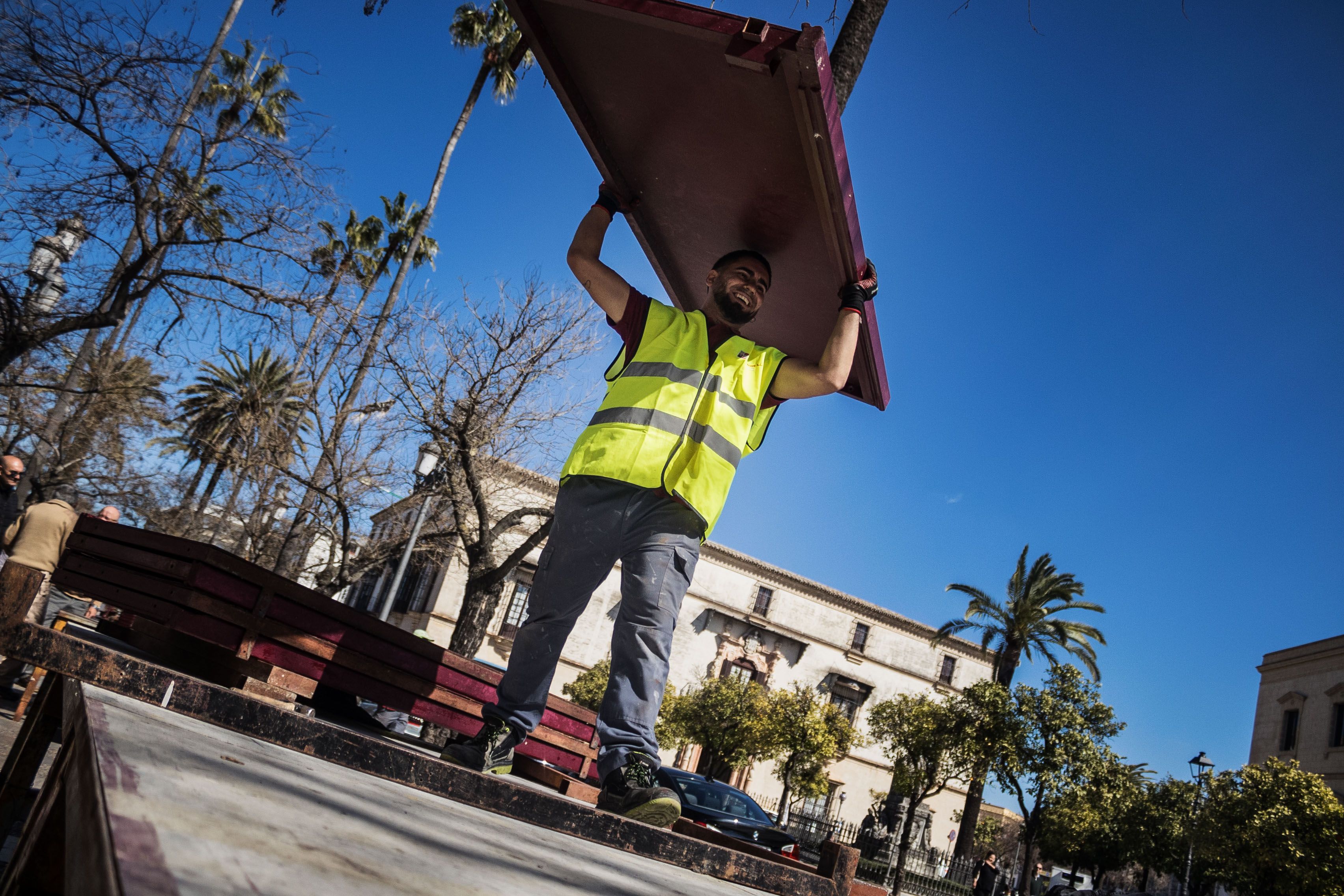 Comienza el montaje de los palcos: 1.285 se instalarán en la Carrera Oficial de Jerez. En la imagen, un operario en labores de montaje en la Alameda de Cristina.