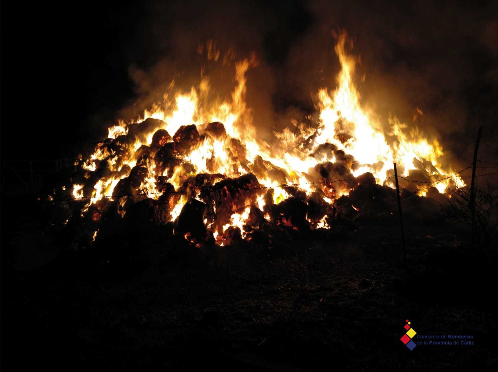 Imagen del incendio desatado en un pajar de Los Albarizones.