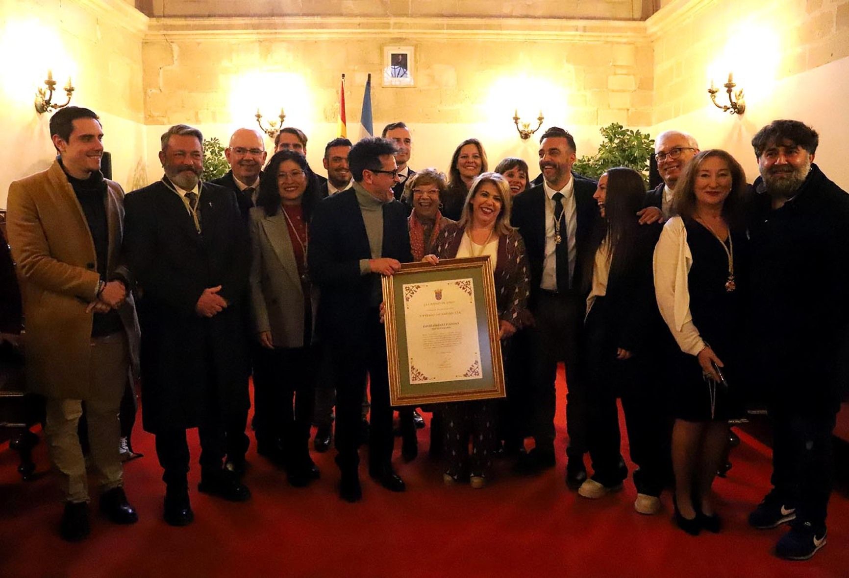 David DeMaria junto a familiares, amigos, la alcaldesa y delegados tras el acto en el cabildo antiguo.