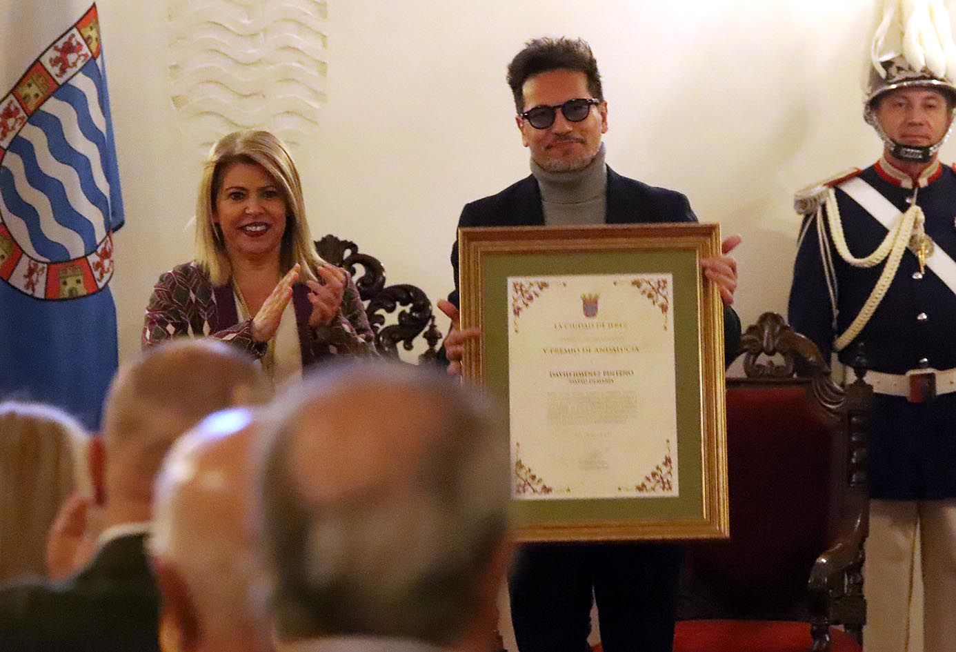 El cantante jerezano mostrando la patente del premio Día de Andalucía.