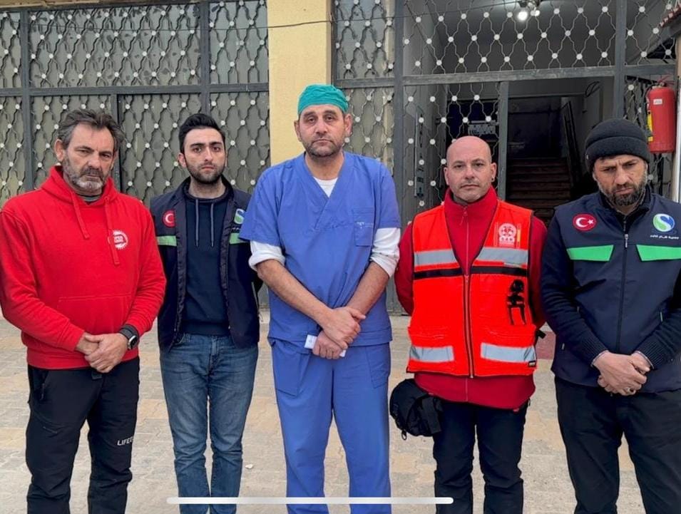 Óscar Camps con el director de uno de los tres hospitales sirios el pasado 11 de febrero. CEDIDA
