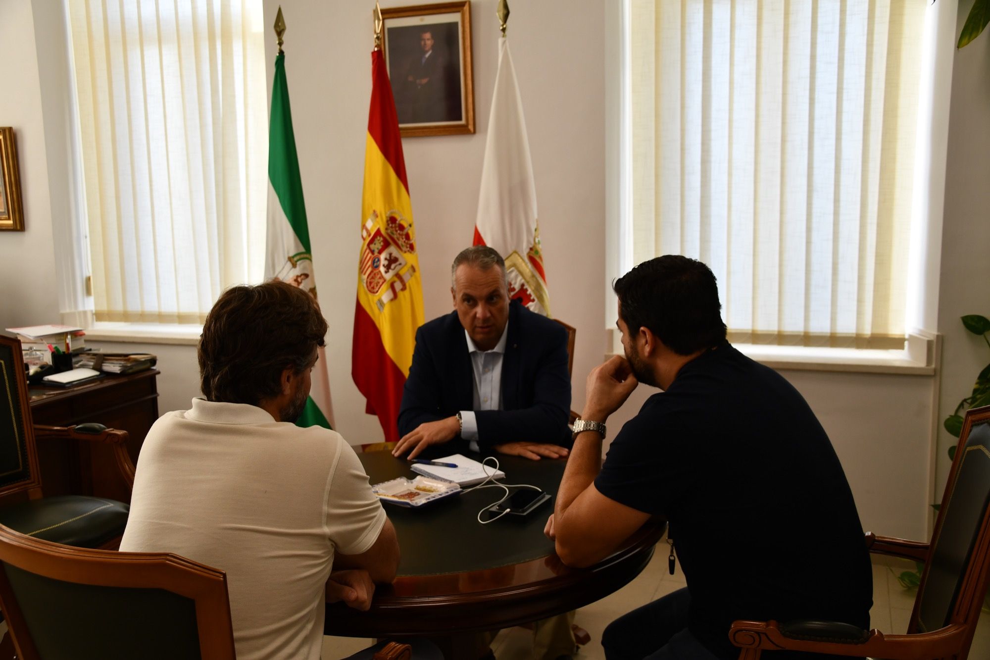 Un momento de la reunión del alcalde con los empresarios. FOTO: AYTO DE SAN ROQUE