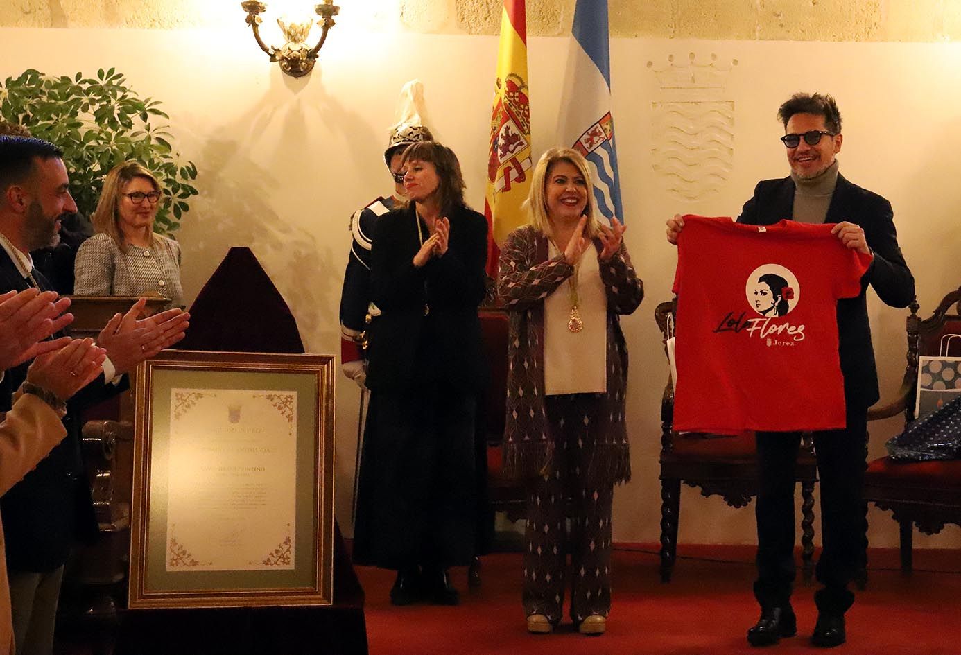 Mamen Sánchez, junto a Laura Álvarez, en la entrega del Premio por el Día de Andalucía a David DeMaría, este pasado miércoles en el Cabildo Viejo.
