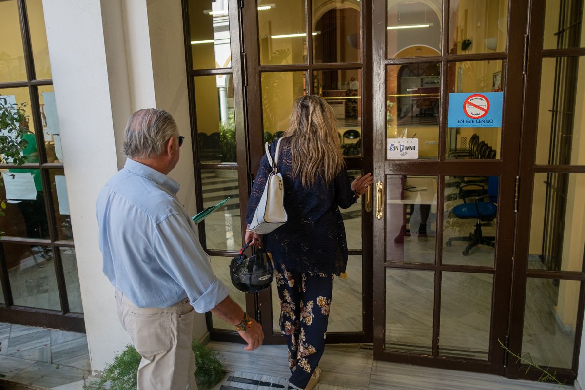 Usuarios entrando en la Oficina de Atención al Ciudadano, lugar donde los residentes en Jerez pueden empadronarse.   FOTO: MANU GARCÍA