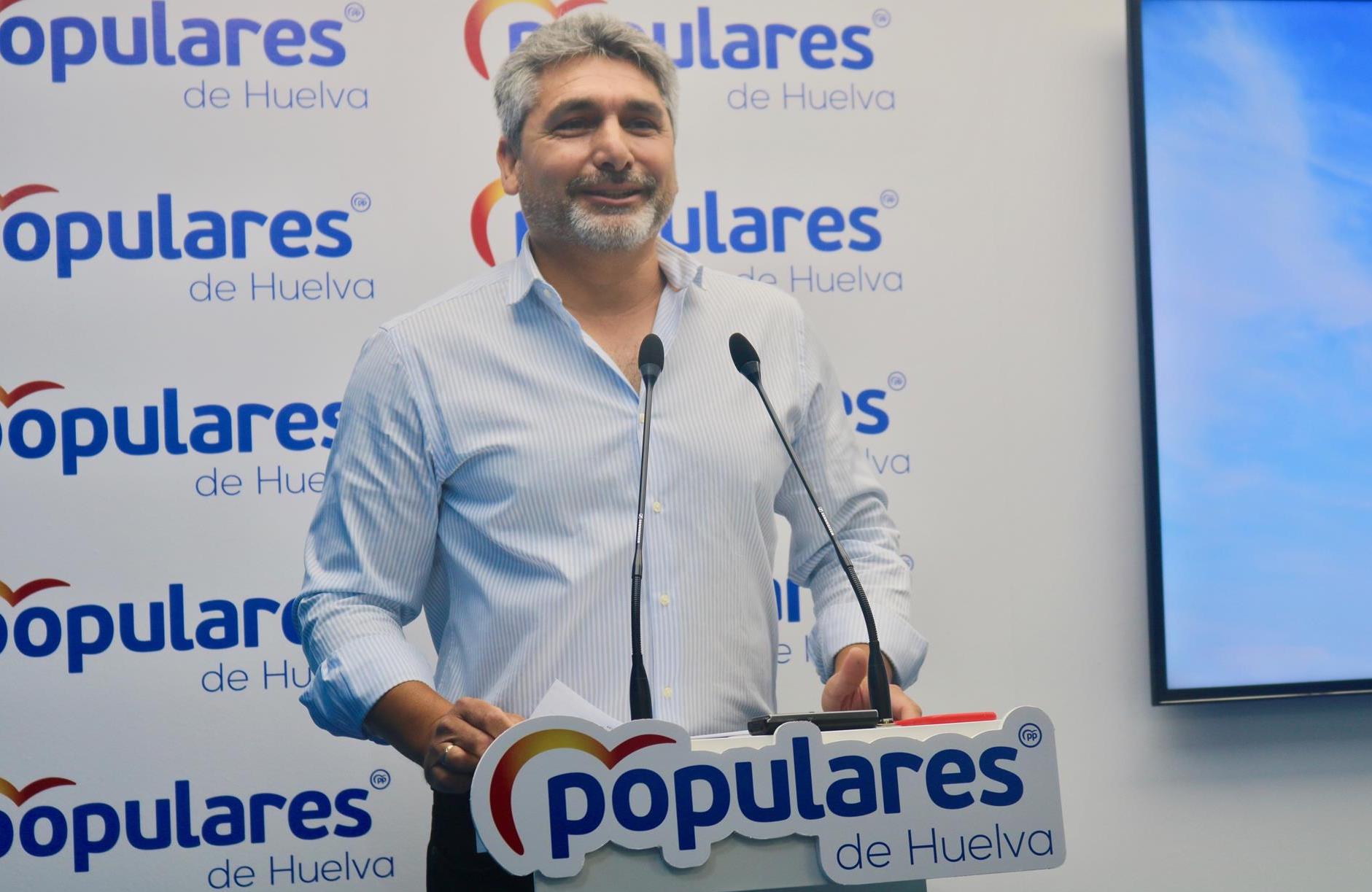 Juan José Cortés, en una comparecencia en la sede del PP de Huelva.
