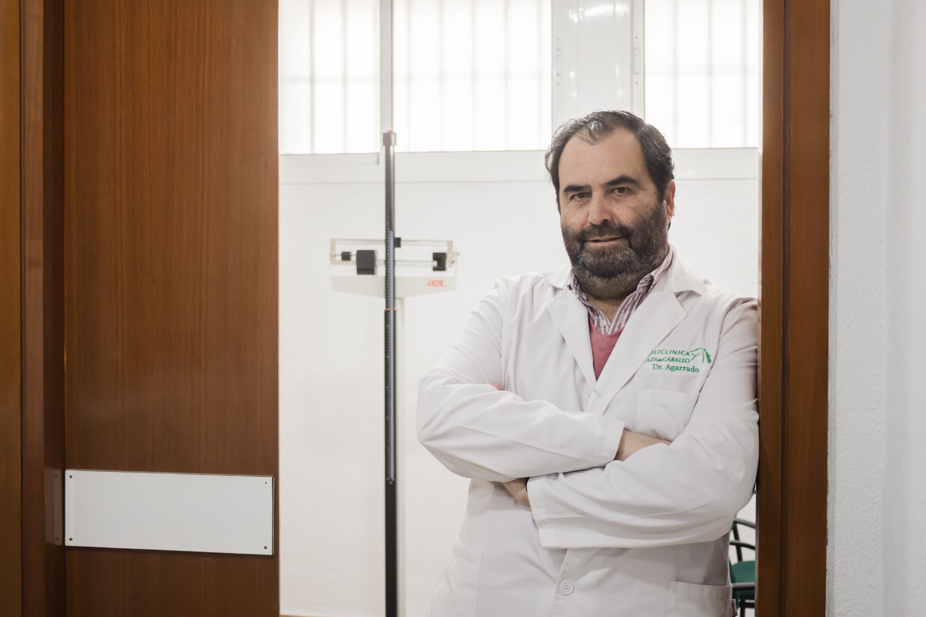 José Antonio Agarrado en la puerta de su consulta. CANDELA NÚÑEZ
