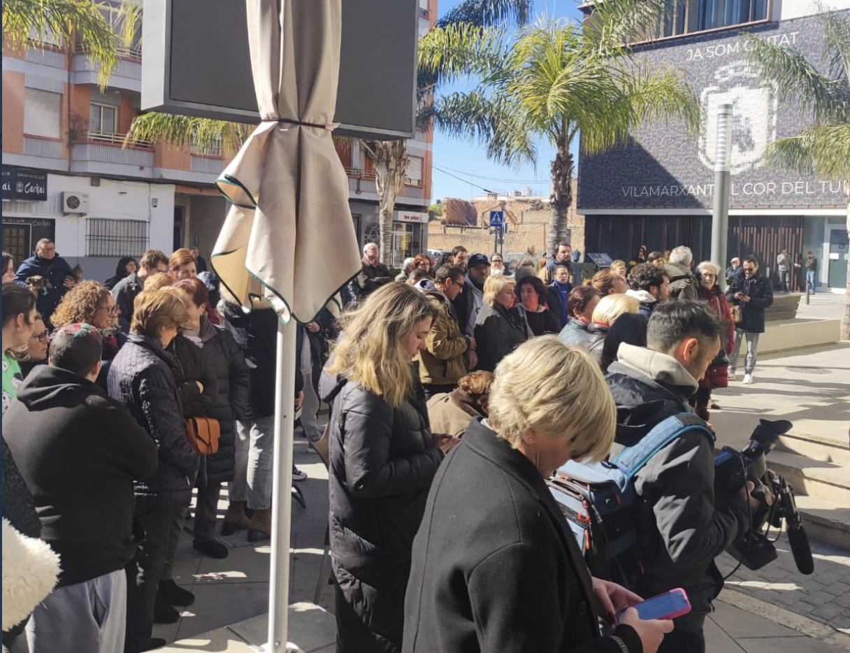 Imagen de la concentración ciudadana en Vilamarxant en recuerdo del bebé asesinado por su madre.