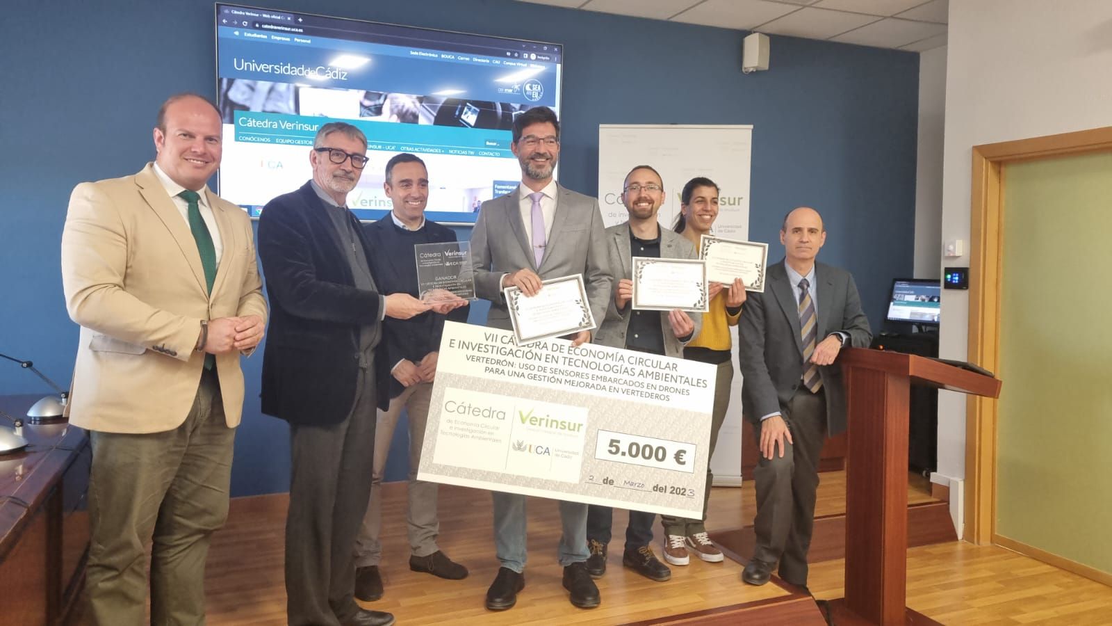 Entrega del cheque valorado en 5.000 euros a los ganadores del Premio Cátedra Verinsur que organiza la UCA.