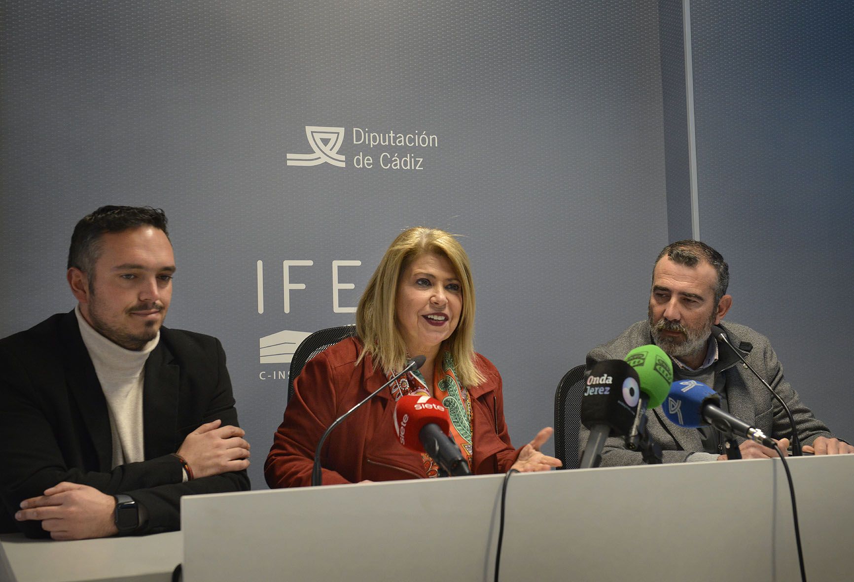 Inversión de más de dos millones de euros en obras del Programa de fomento de empleo agrario en Jerez. En la imagen, la alcaldesa, el vicepresidente de la Diputación y el delegado de Deportes durante la presentación.