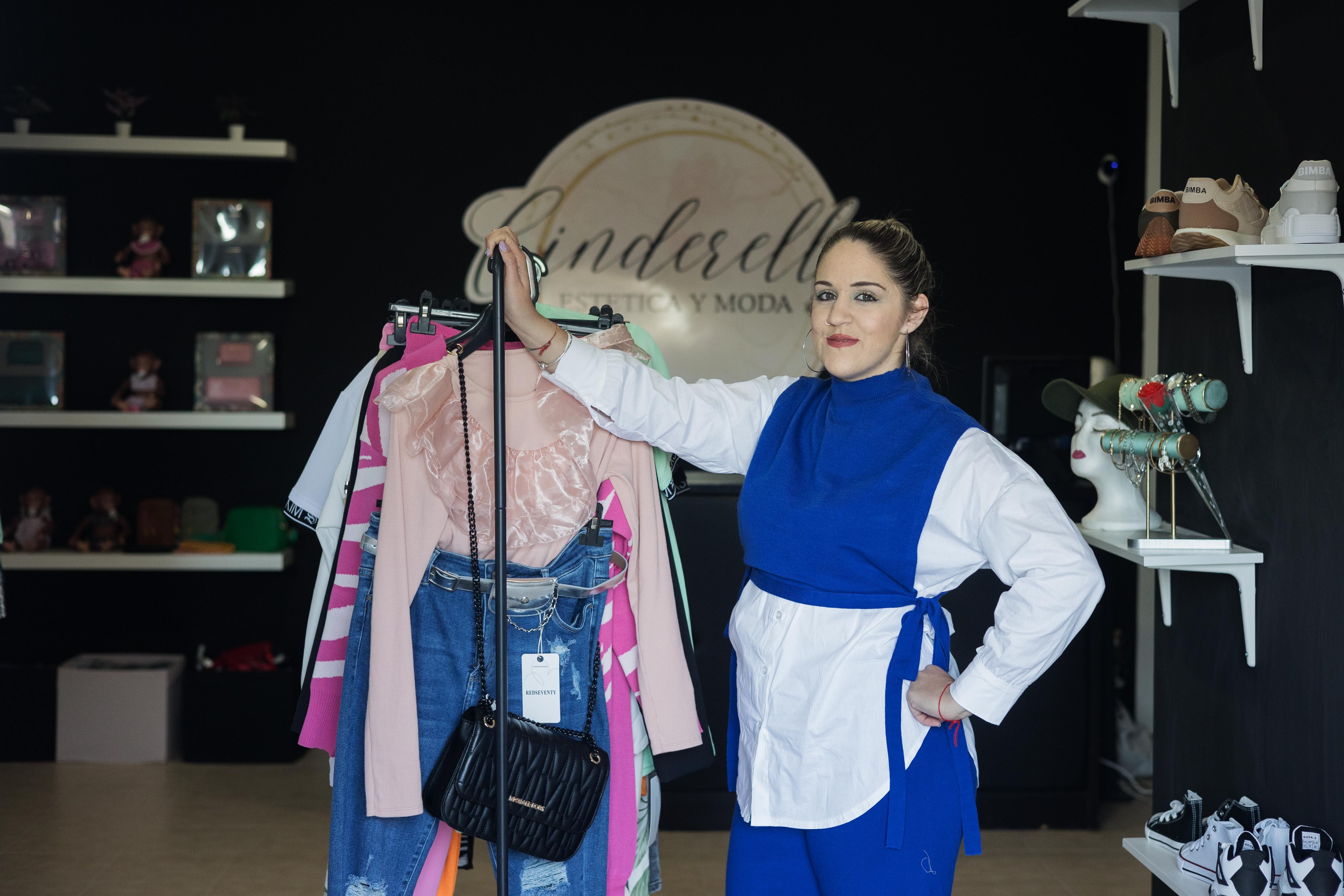 Desirée Bernal en su nueva tienda de Jerez, Cinderella modas y estética.