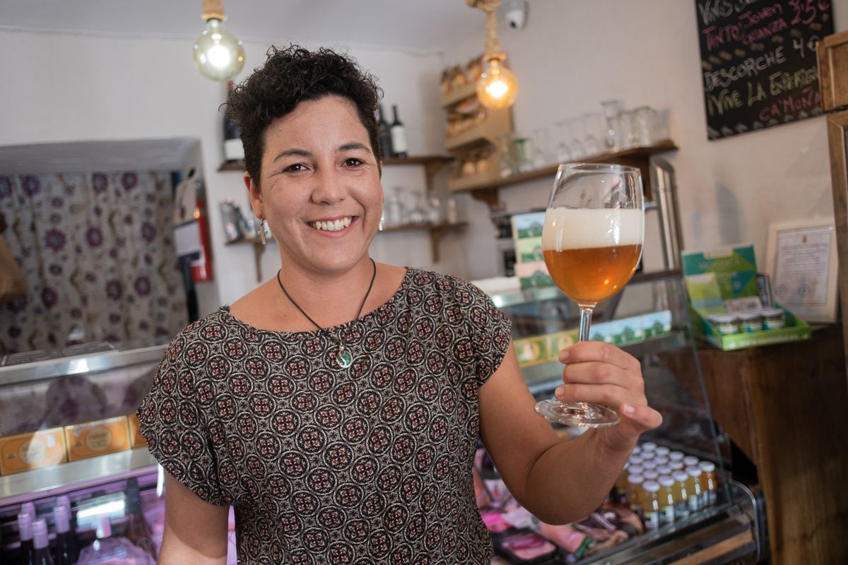 Elisabeth Ramírez, en Ca' Moña, en Trebujena, con la cerveza artesana propia que han etiquetado. FOTO: MANU GARCÍA