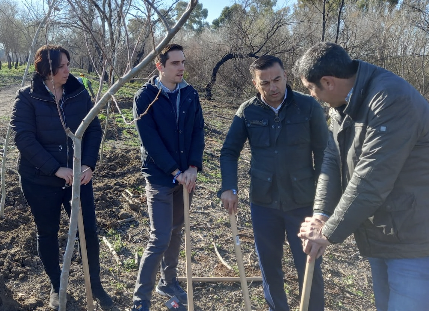 El delegado junto a técnicos de su área durante la plantación de árboles. 