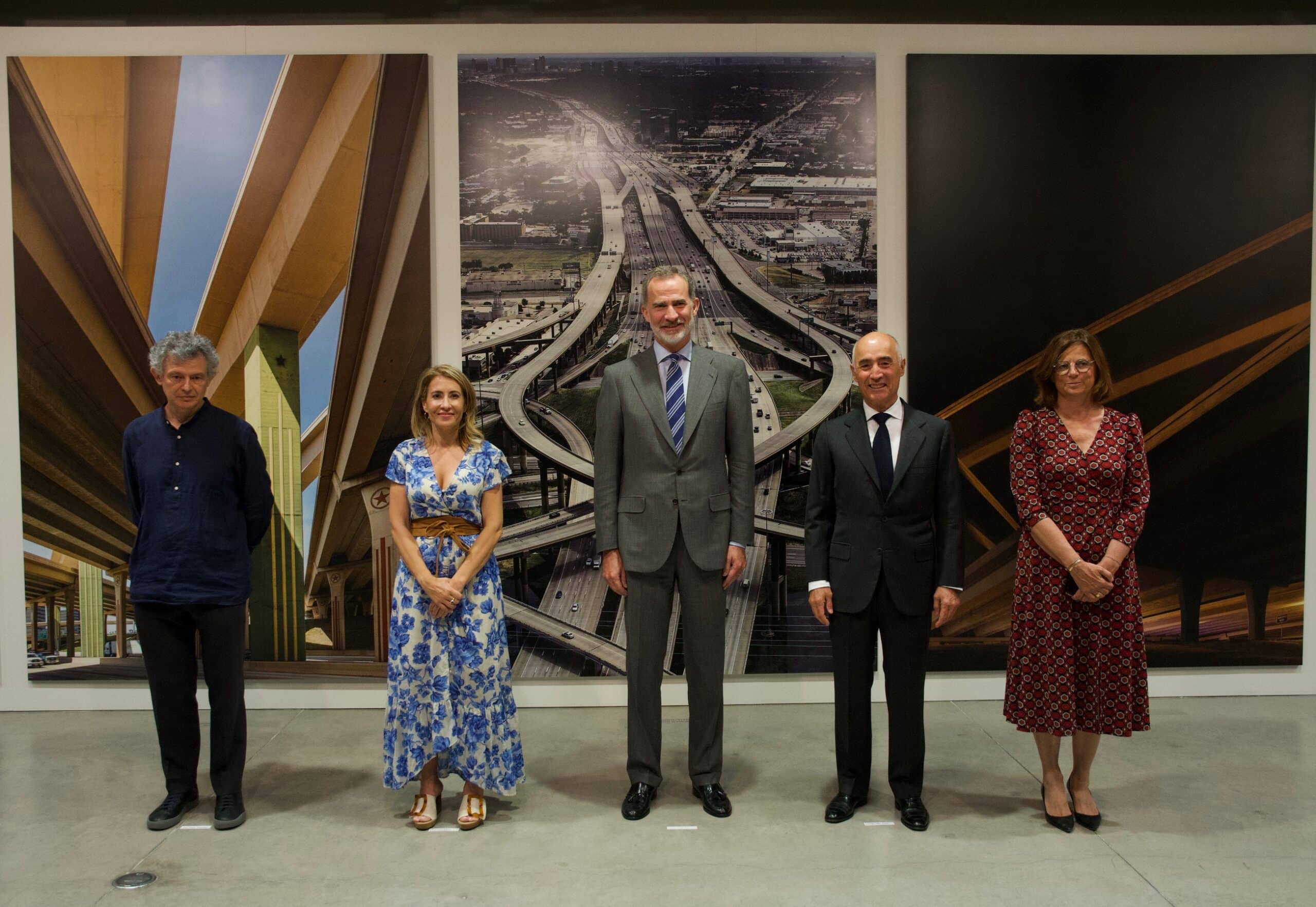 El rey FelipeVI inaugura la exposición 'Creación en Movimiento. Ferrovial en la mirada de José Manuel Ballester'. A su derecha (en la imagen), Rafael del Pino, presidente de la compañía.