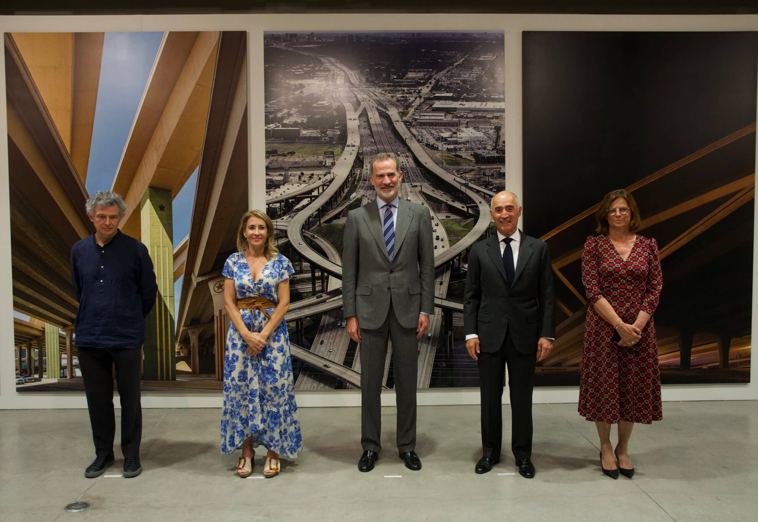 El rey FelipeVI inaugura la exposición 'Creación en Movimiento. Ferrovial en la mirada de José Manuel Ballester'. A su derecha (en la imagen), Rafael del Pino, presidente de la compañía. El rey FelipeVI inaugura la exposición 'Creación en Movimiento. Ferrovial en la mirada de José Manuel Ballester'. A su derecha (en la imagen), Rafael del Pino, presidente de la compañía.