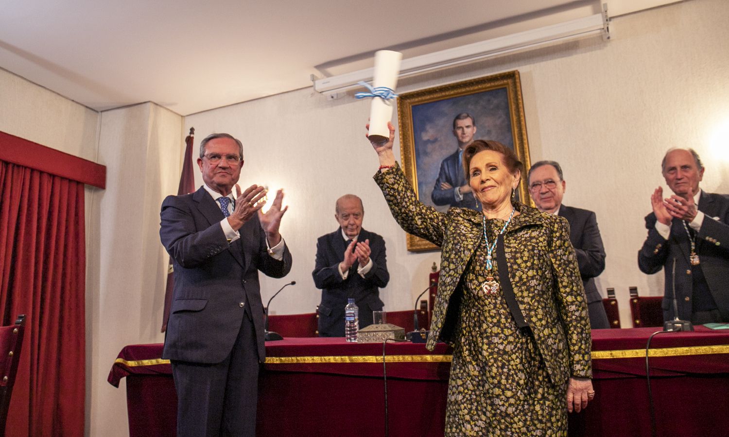 La bailaora con la patente que la acredita como académica.