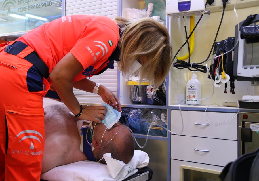  En la imagen, una técnico del 061 atendiendo a un paciente. 