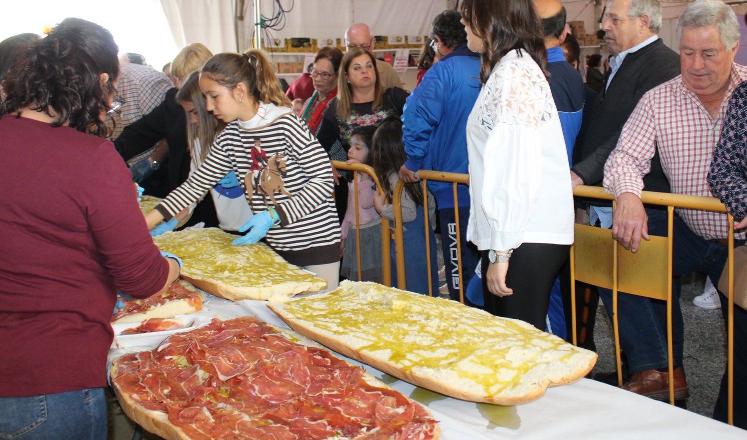 Un bocadillo gigante, en una edición anterior del Día del Pan de El Cuervo.
