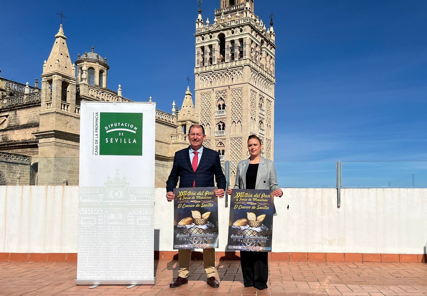 Alcalde y delegada presentación Día del Pan