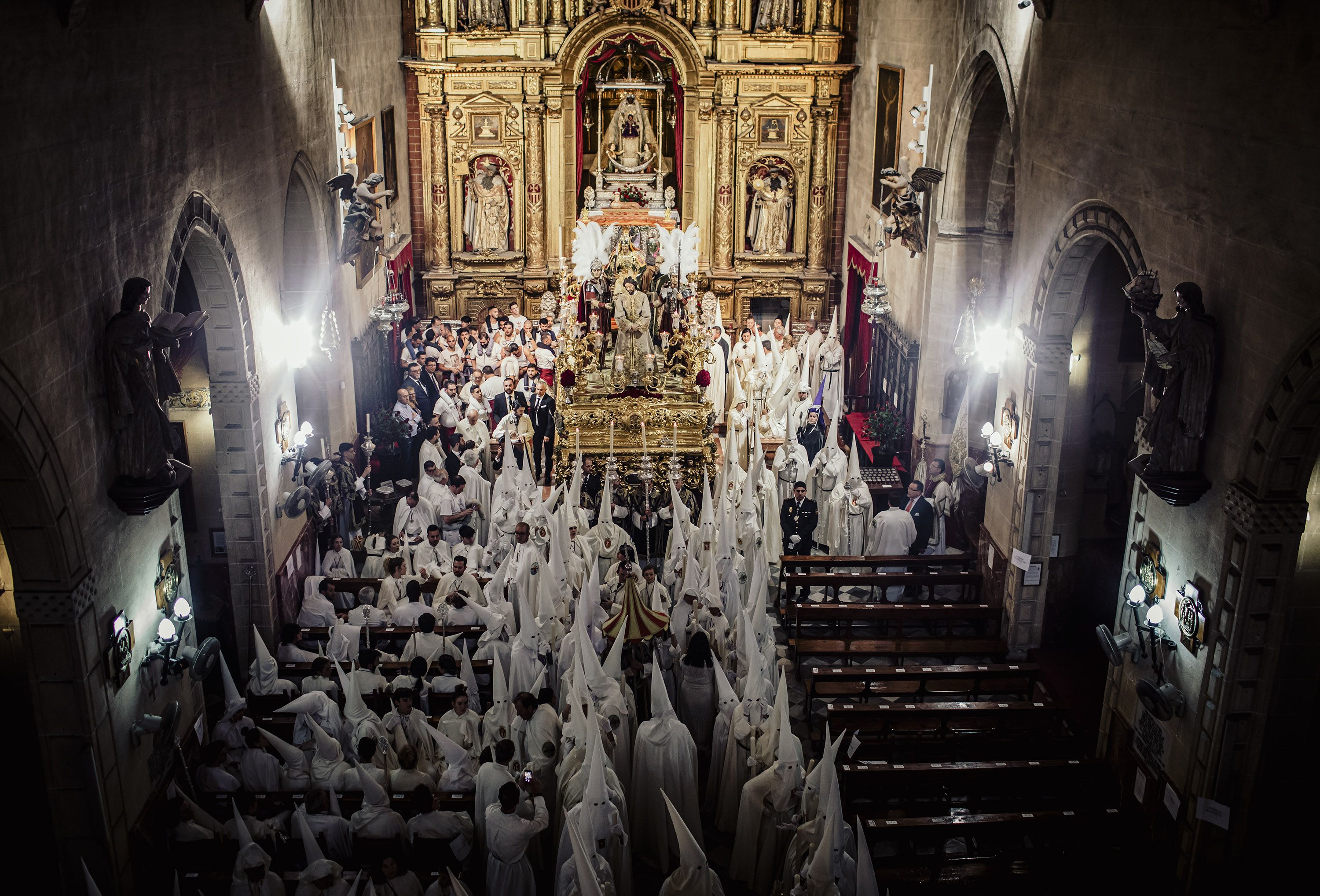 Momentos previos de la salida de la Hermandad del Transporte con el misterio al fondo.