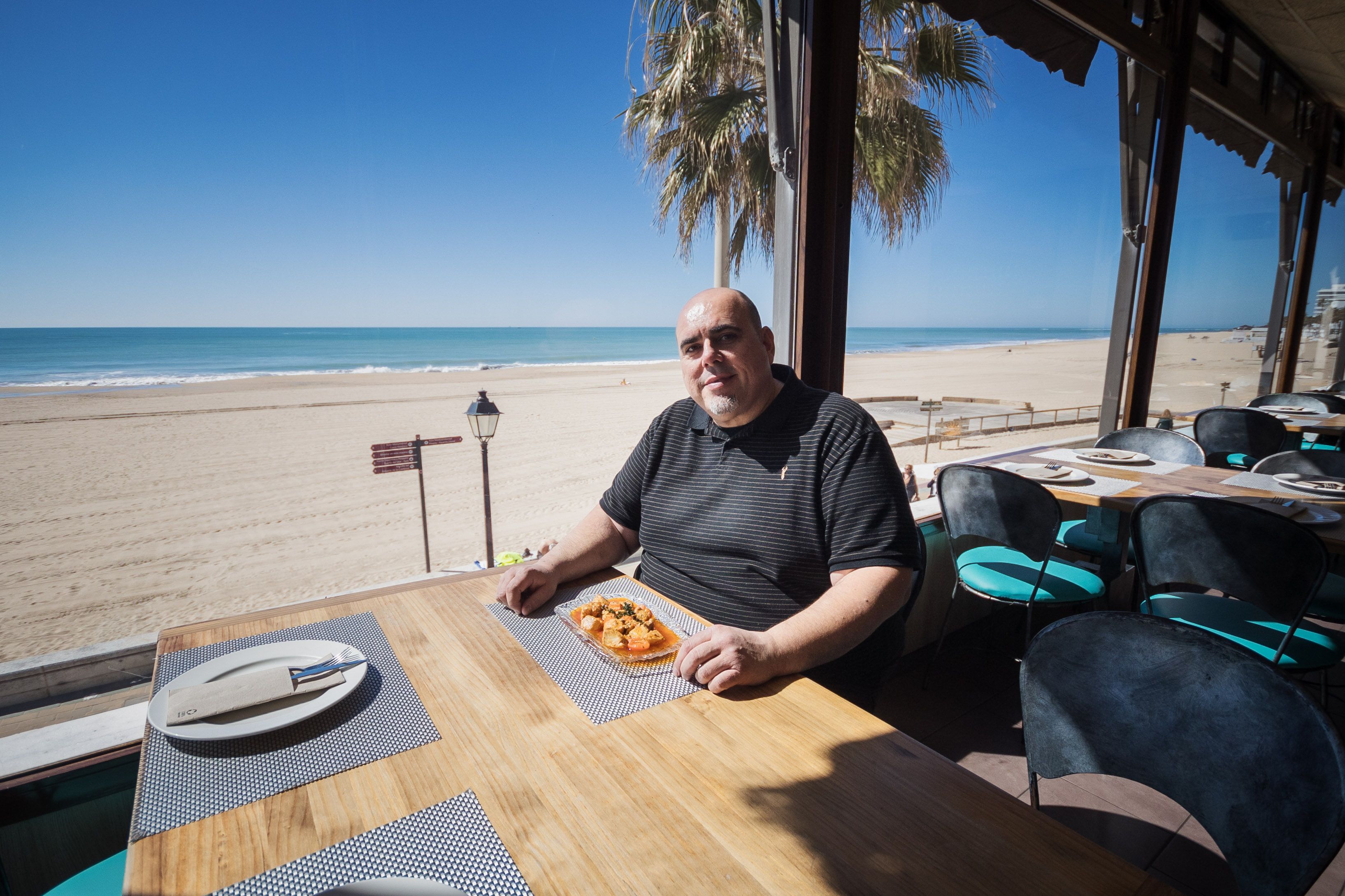 Jose Antonio Liaño regenta el restaurante Badulaque frente a la playa de la Costilla en Rota. 