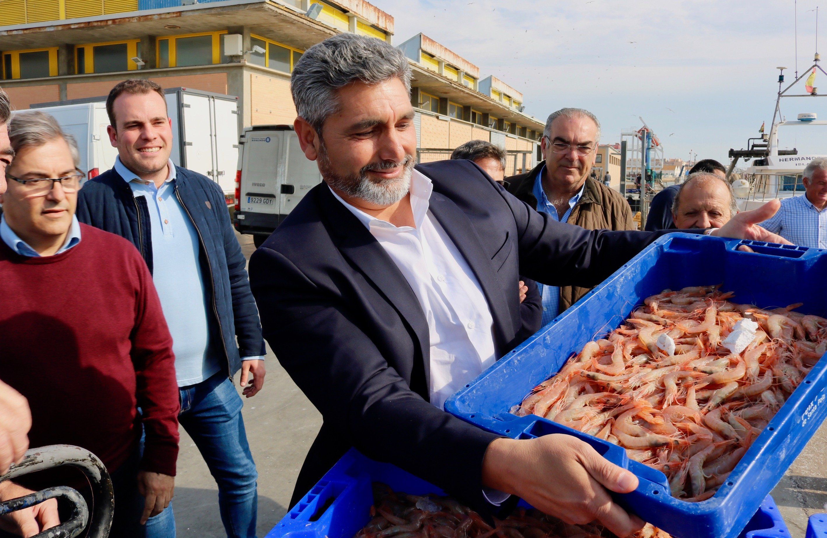 Cortés, en la pasada campaña electoral, en un encuentro con pescadores de Huelva. FOTO: PP de Huelva.
