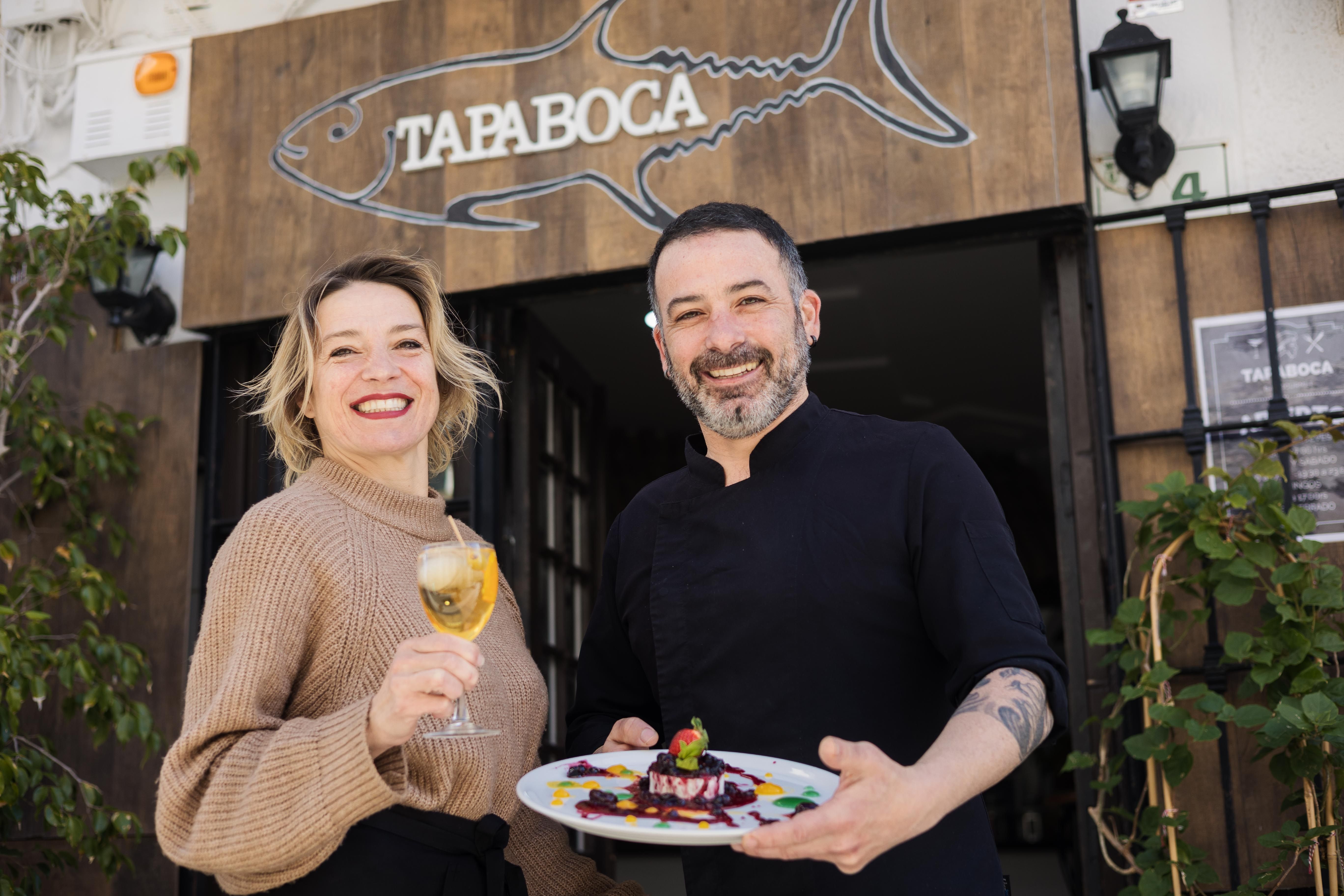 Emilia y Esaúl en Tapaboca, bar ubicado en el centro de Rota.