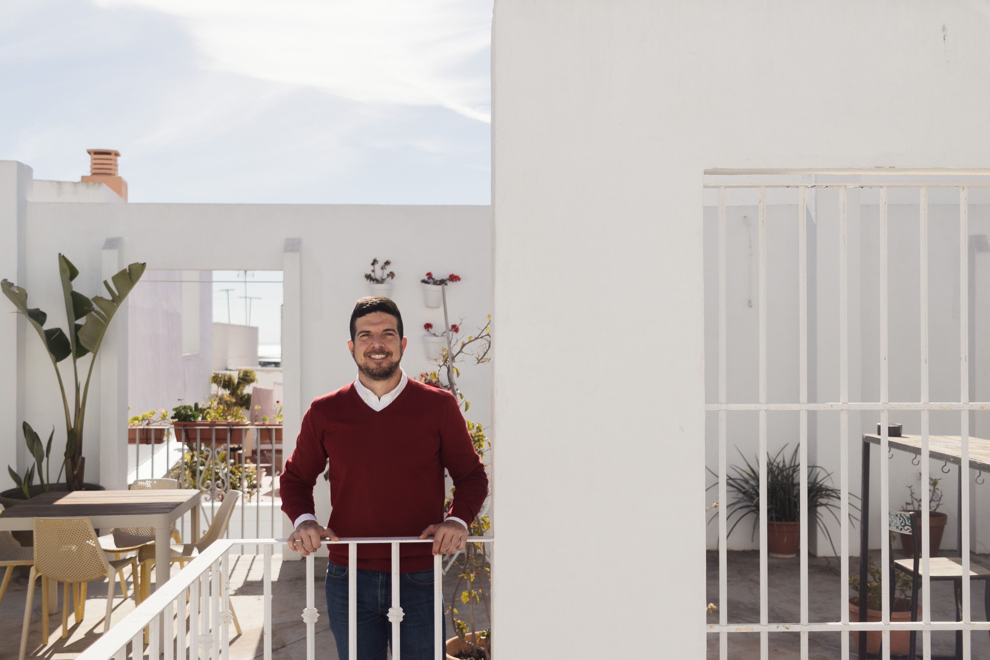 Juan Ramón posa en la terraza del edificio. 