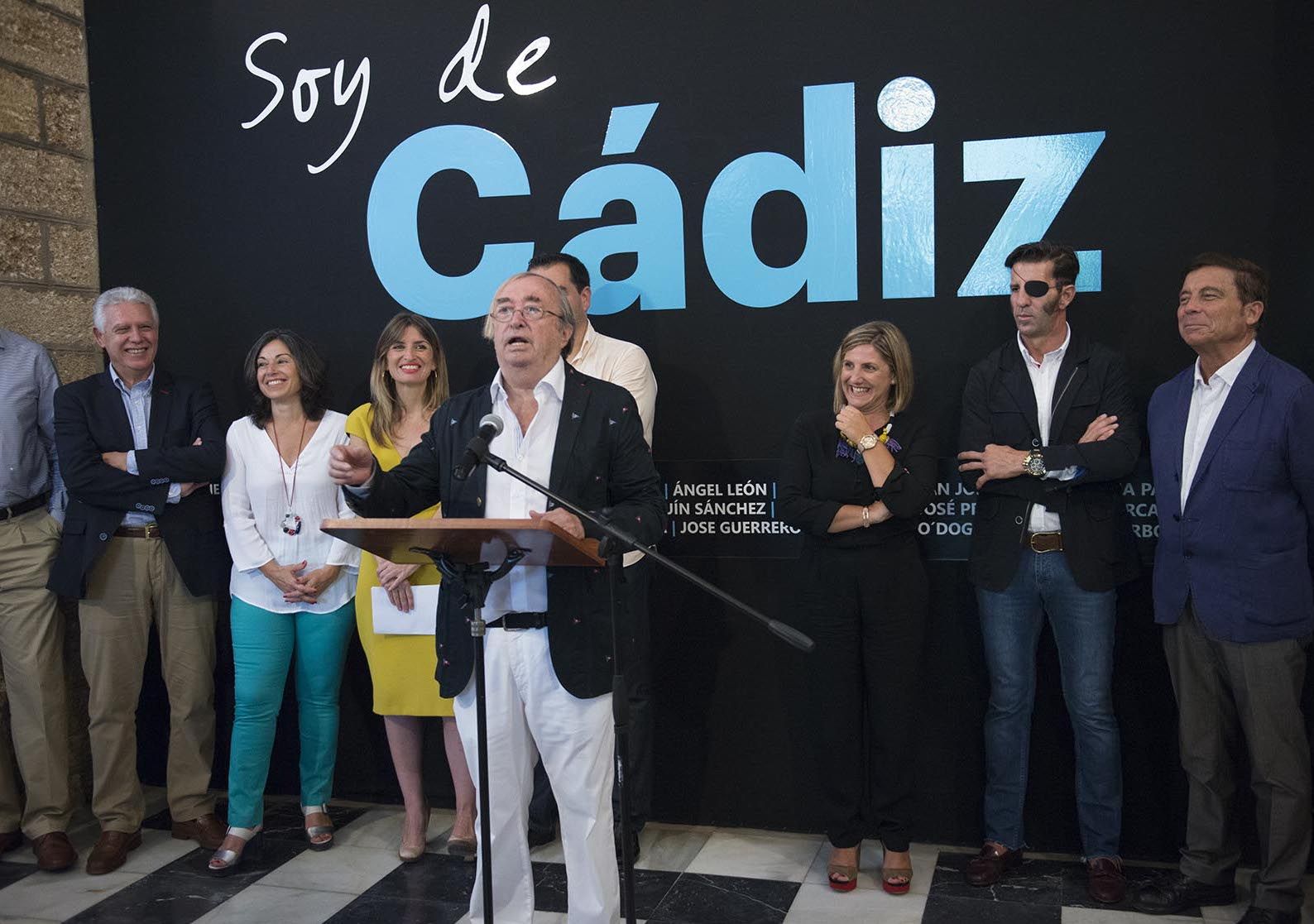 El periodista Pepe Oneto, en un acto de la Diputación de Cádiz. FOTO: CARMEN ROMERO