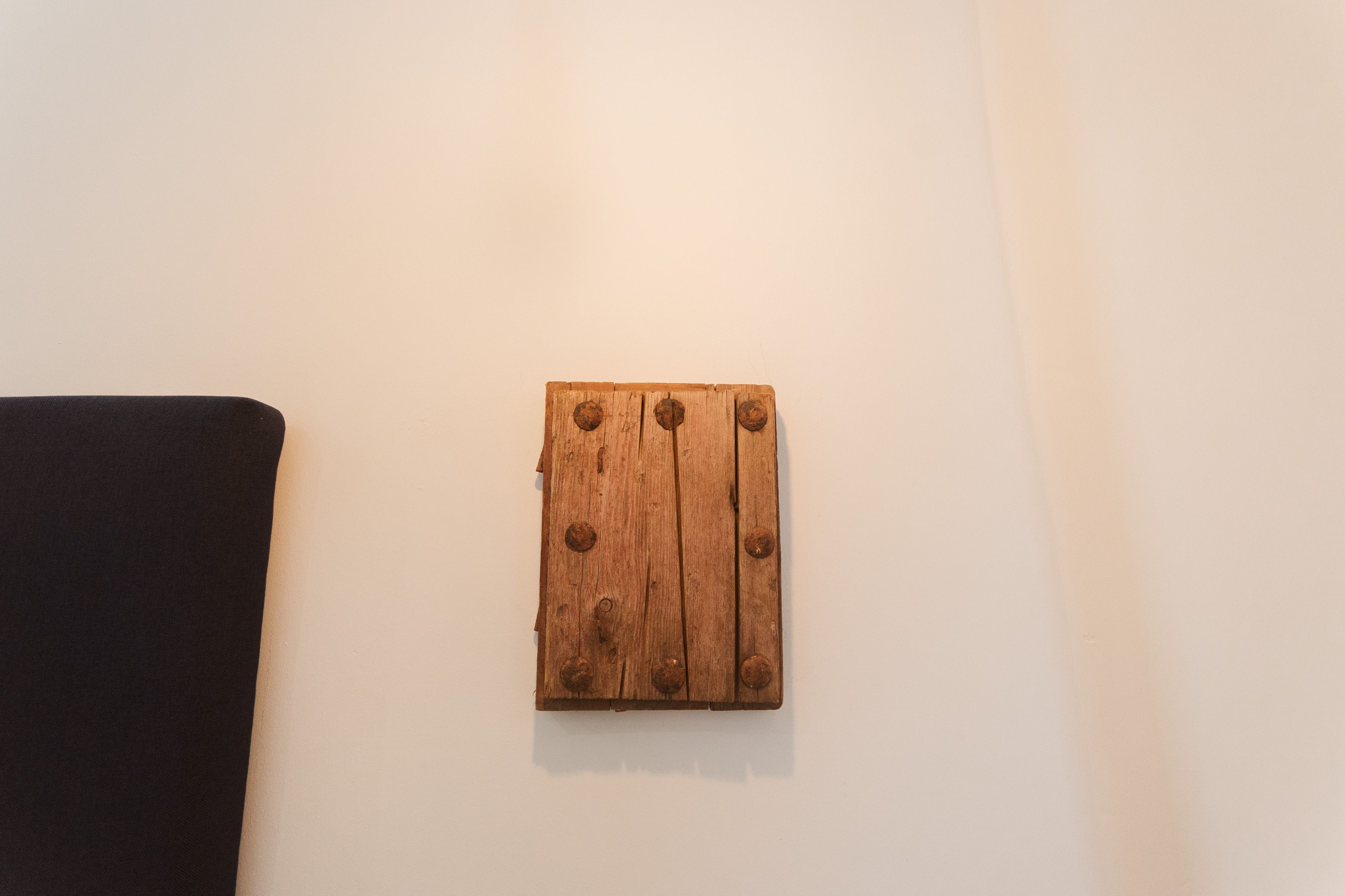 Detalle de la contraventana que se conserva de la casa. 