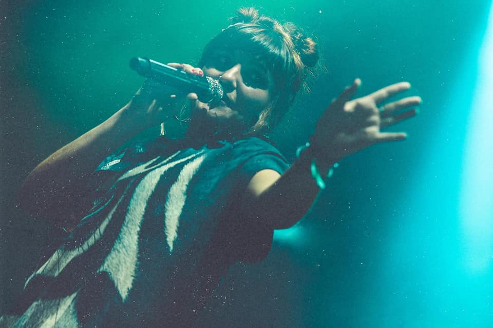 Rozalén, en su último concierto en Cádiz en el NSM. FOTO: @niarosas