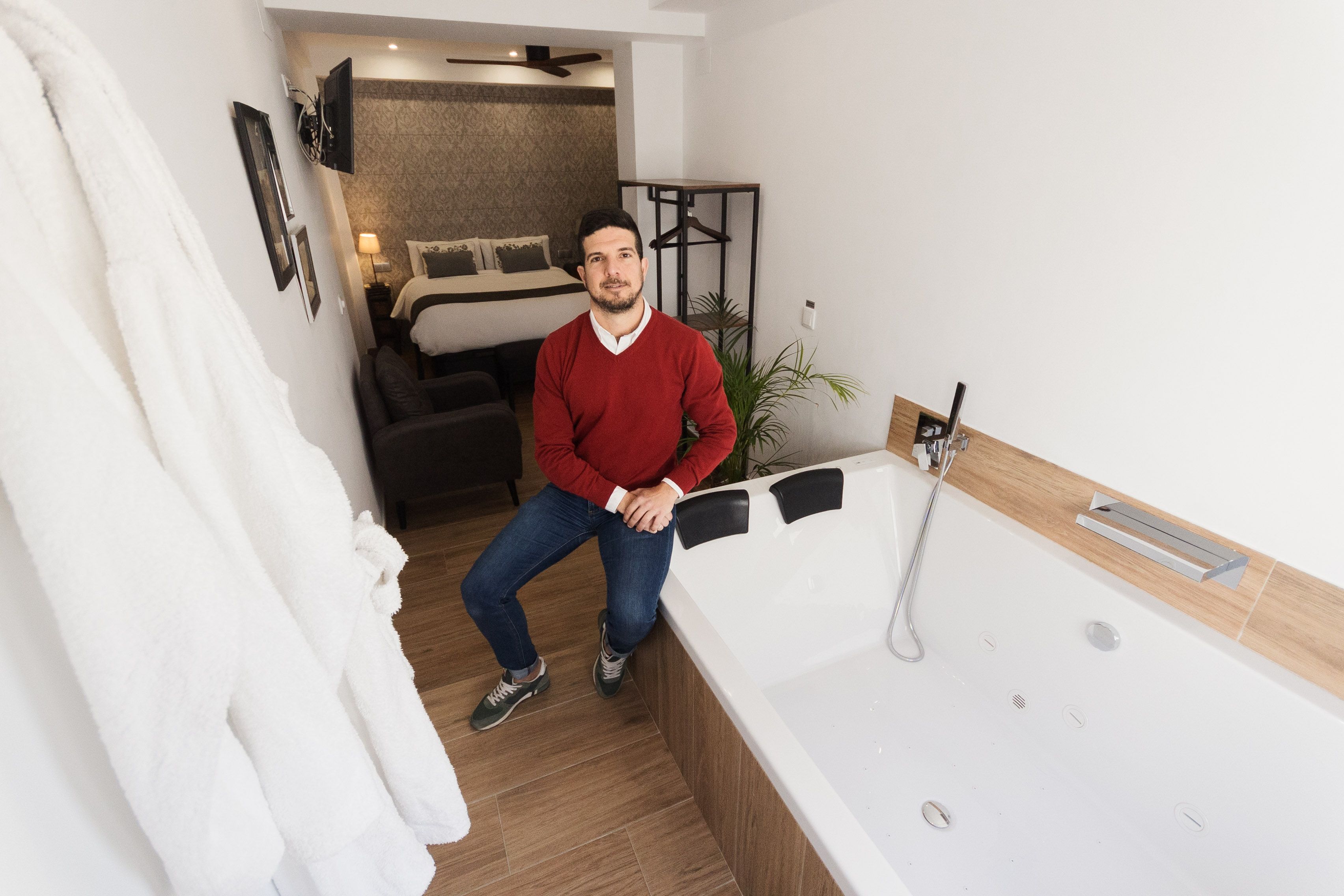 Juan Ramón Sánchez en uno de los apartamentos turísticos ubicados en el casco antiguo de Rota. 