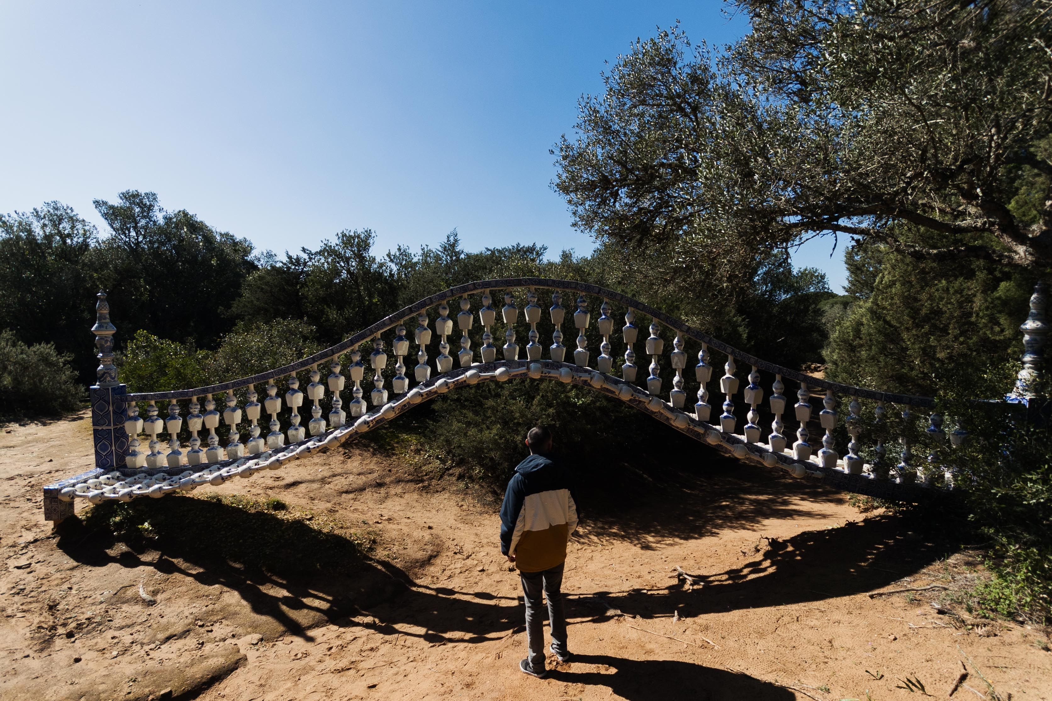 El mayor museo al aire libre del mundo está en Cádiz: un recorrido circular con Turrell y Abramović. Así es Montenmedio en Vejer. Un visitante, en días pasados, observa 'El Puente', de Yeuan.