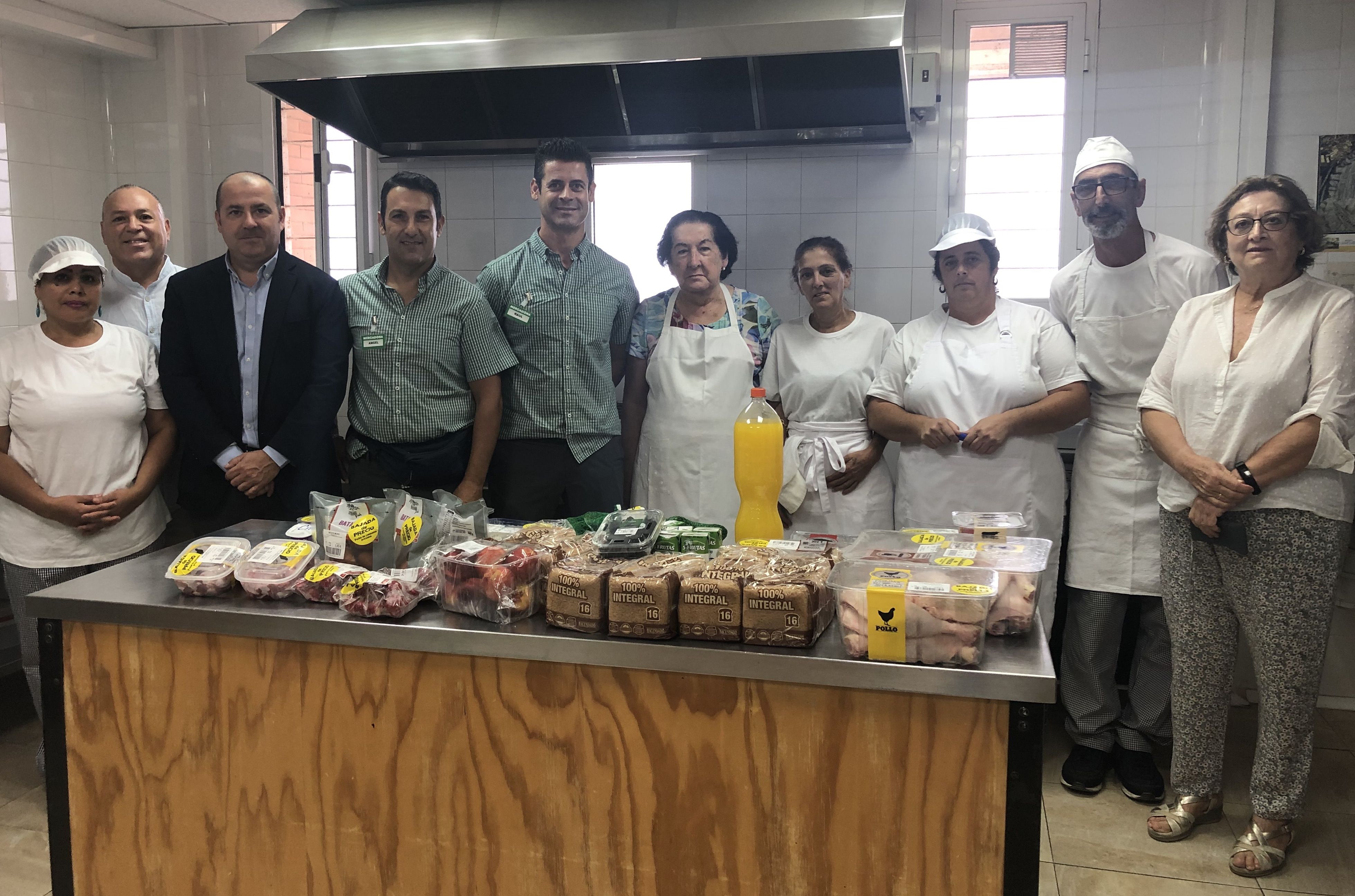 Voluntarios y personal de Mercadona en el comedor solidario.