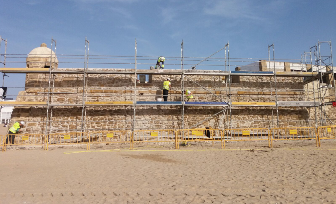 Trabajos en una de las murallas de Cádiz.